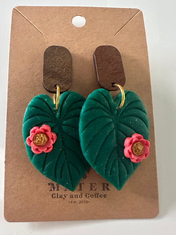 Monstera leaves with Wooden post
